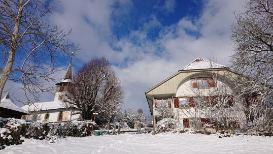 Kirche im Winter breit